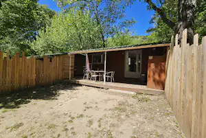 Camping le Camp des Gorges - Mobilheim mit Terrasse auf dem Campingplatz