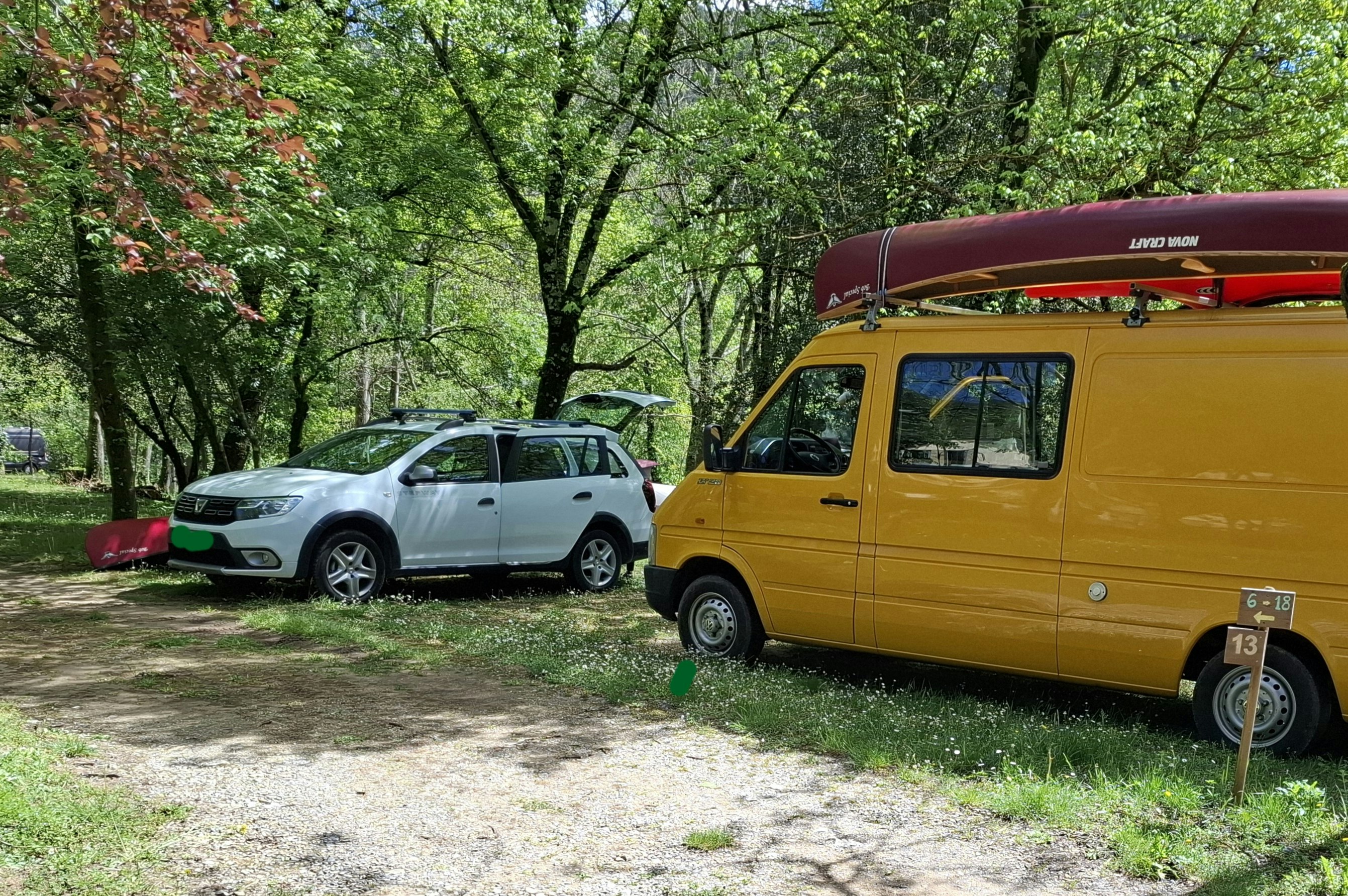Camping le Camp des Gorges - Standplätze zwischen den Bäumen auf dem Campingplatz