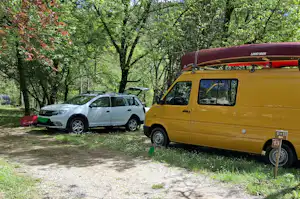 Camping le Camp des Gorges - Standplätze zwischen den Bäumen auf dem Campingplatz