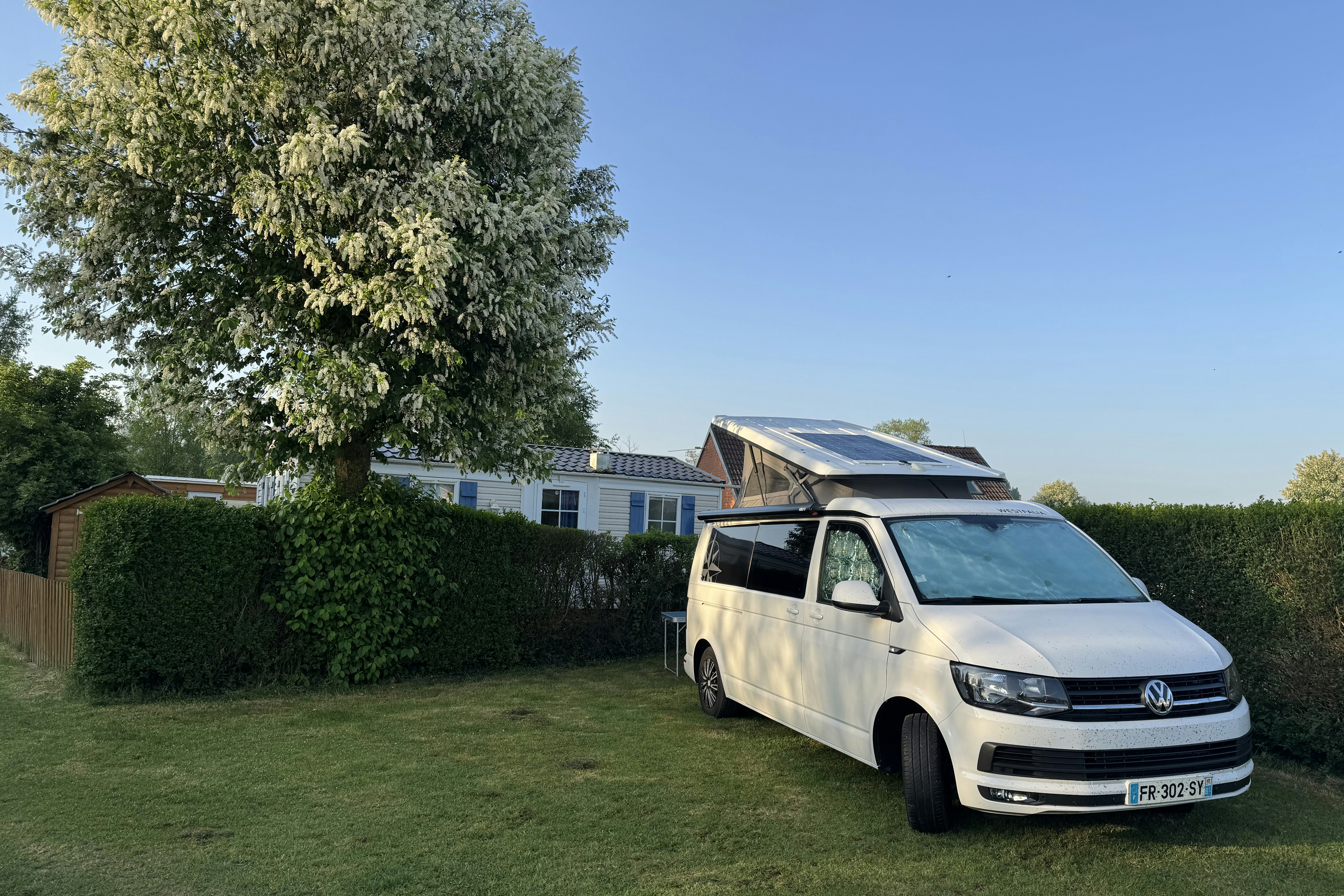 Camping L’Orée des Caps Standplatz, teilweise durch Hecken begrenzt