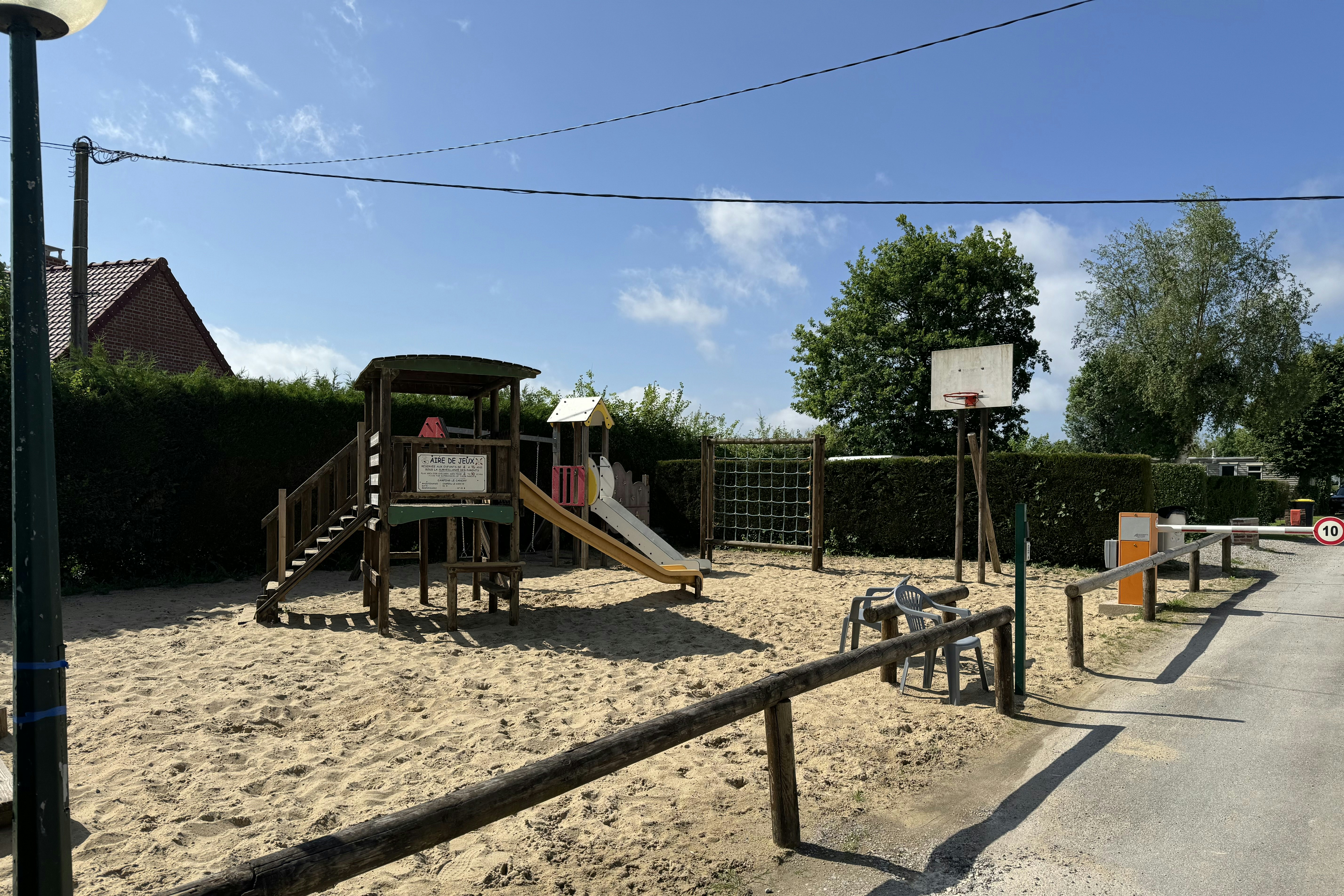 Camping L’Orée des Caps besandeter Spieplatz auf dem Campingplatz