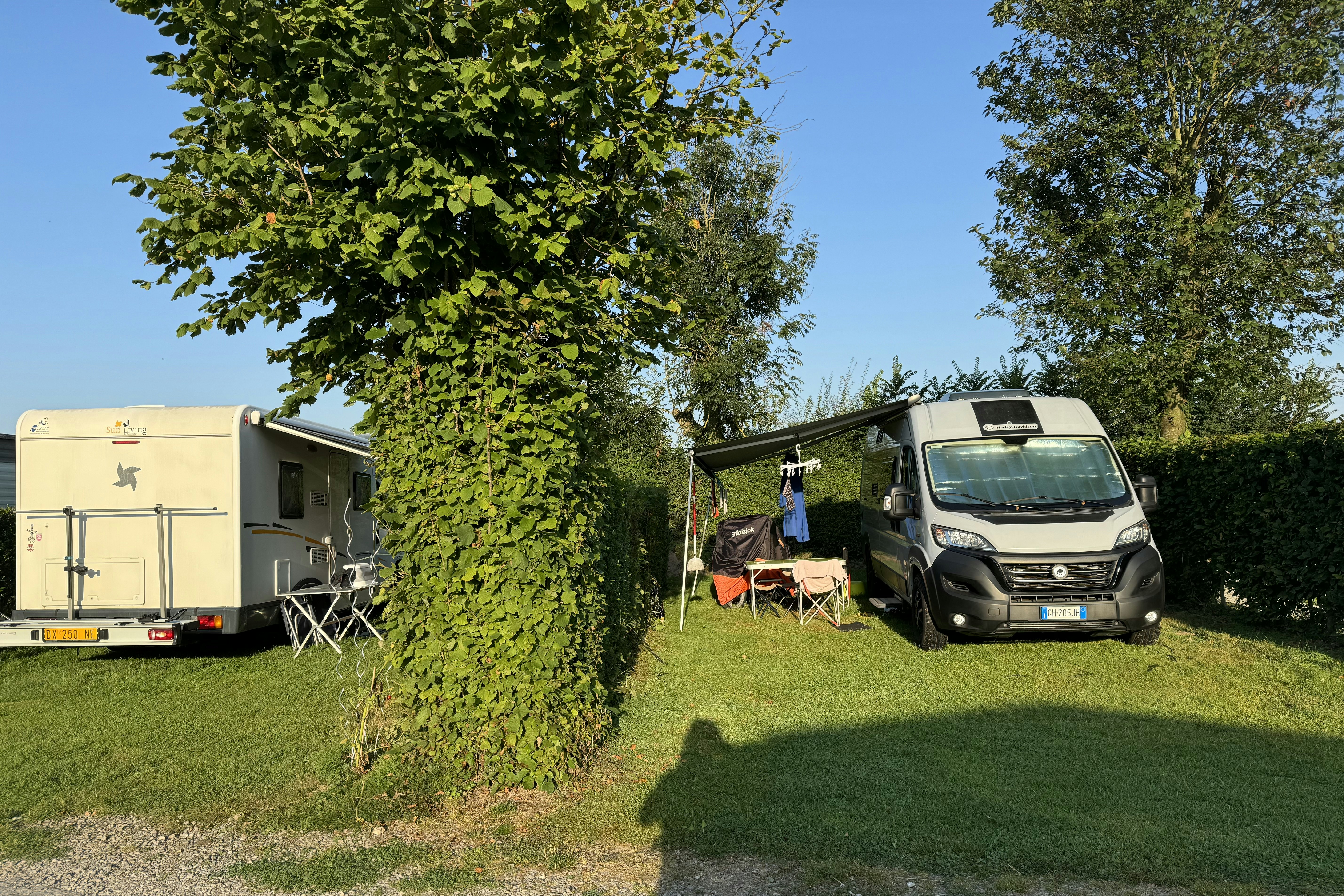 Camping L’Orée des Caps durch hohe Hecken parzellierte Standplätze