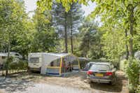 Camping Le Capanne - Wohnwagen mit Vorzelt auf einem Stellplatz