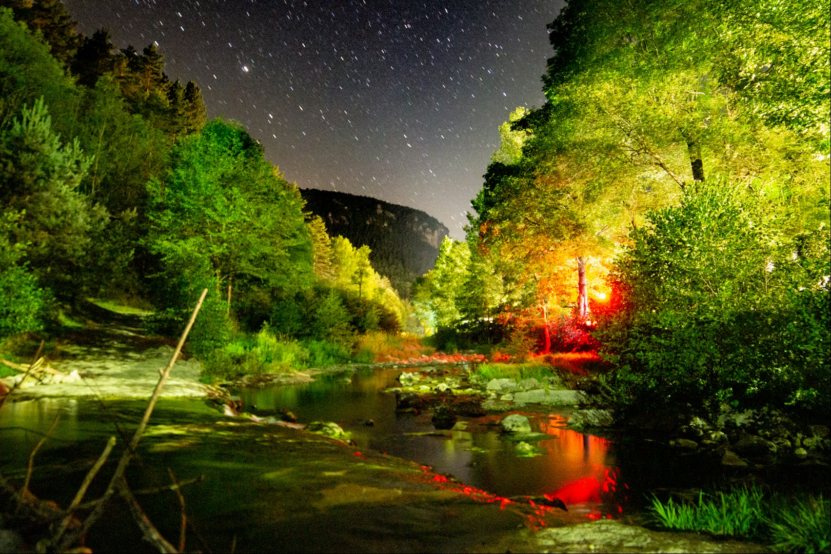 Camping Le Capelan  - Mobilheime auf dem Campingplatz - Blick auf den Fluss am Campingplatz bei Nacht