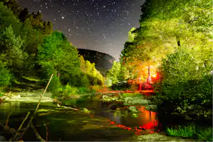 Camping Le Capelan - Mobilheime auf dem Campingplatz - Blick auf den Fluss am Campingplatz bei Nacht