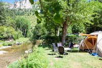 Camping Le Capelan  - Zeltplatz vom Campingplatz auf grüner Wiese mit direktem Zugang zum Fluss