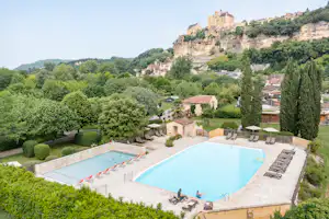 Camping Le Capeyrou - Pool mit Liegestühlen und Sonnenschirmen auf dem Campingplatz