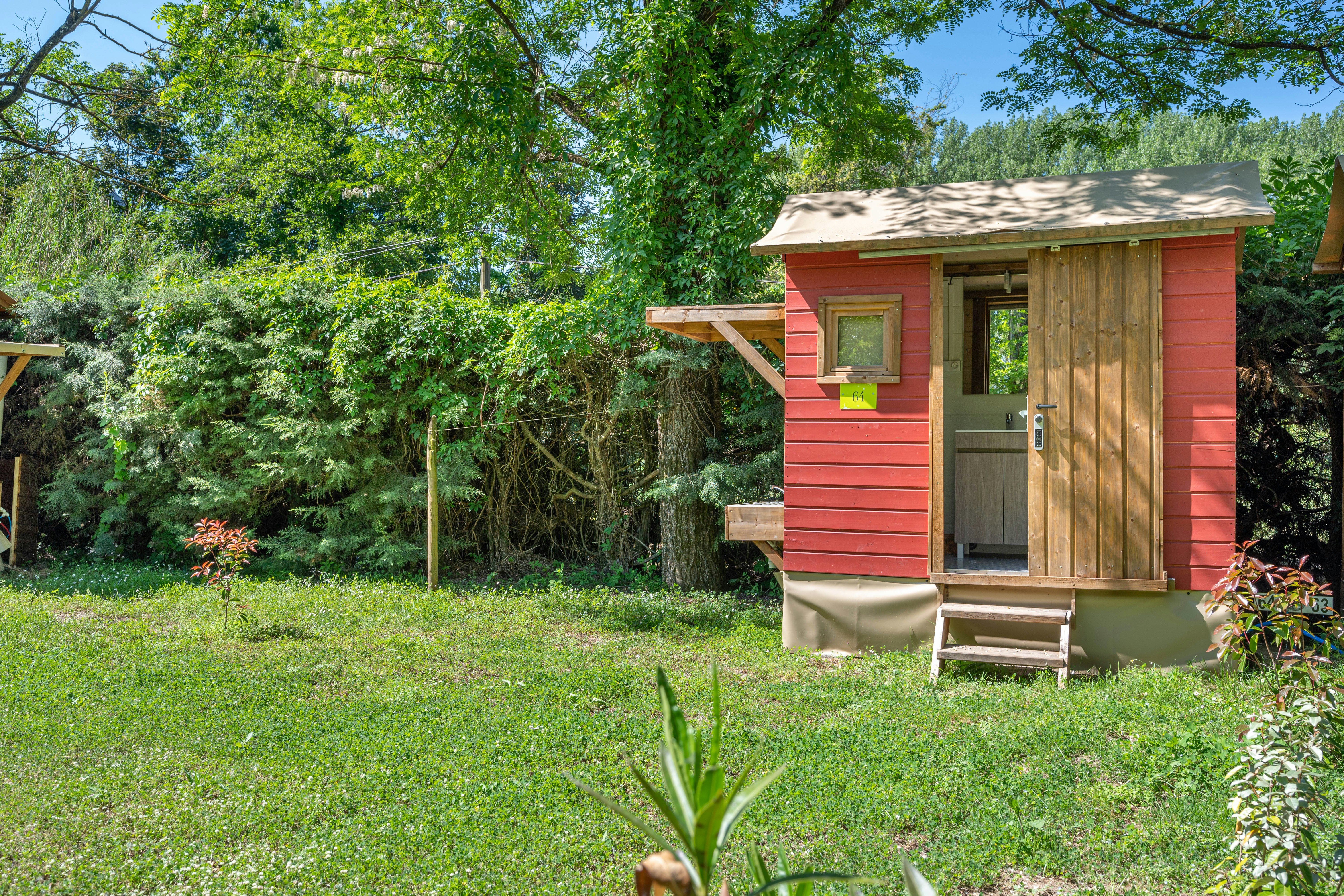 Le Castel Rose - Ciela Village  Yelloh! Village Le Castel Rose - Stellplatz mit Privatsanitär auf dem Campingplatz