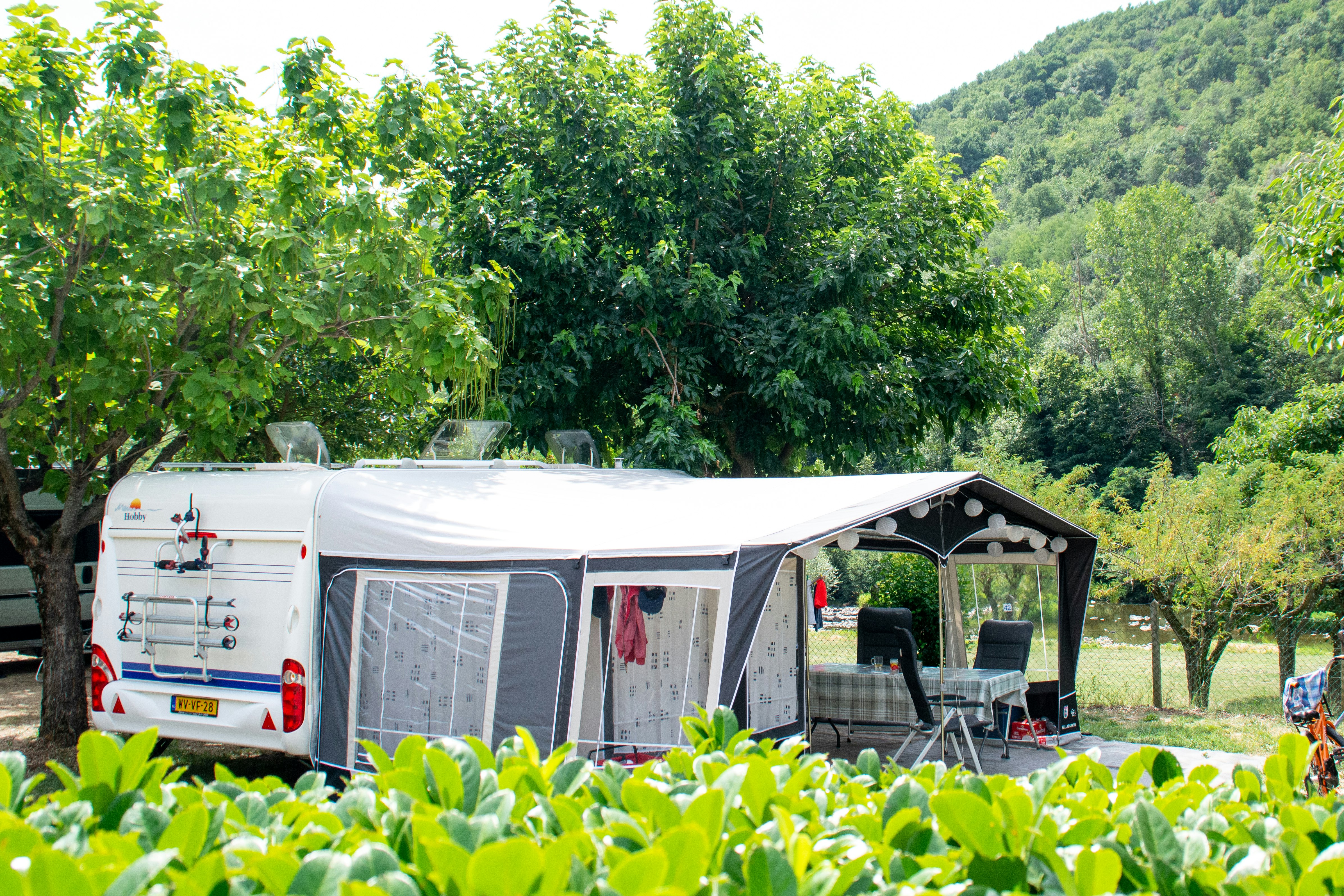 Camping Le Castelet - Standplätze im Grünen auf dem Campingplatz