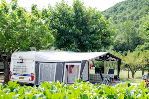 Camping Le Castelet - Standplätze im Grünen auf dem Campingplatz