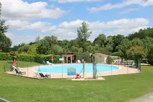 Camping Le Casties - Campingplatz mit Pool, Liegestühlen und Sonnenschirmen