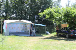 Camping Le Casties - Wohnmobilstellplatz auf der Wiese