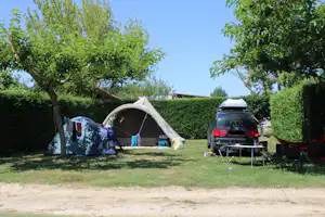 Camping Le Casties - Zeltplatz auf der Wiese