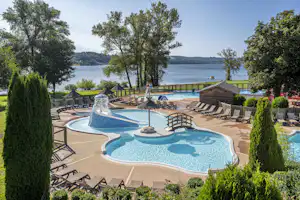 Camping Koawa Le Caussanel Camping Le Caussanel - Ciela Village - Pool im Freien mit Liegestühlen