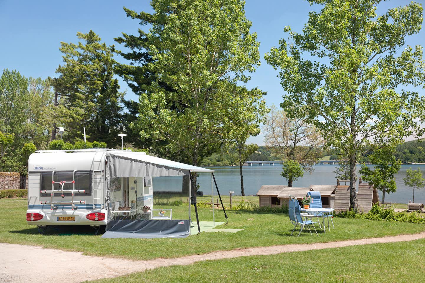 Camping Le Caussanel -  Wohnwagen- und Zeltstellplatz mit Blick auf den Pareloup See