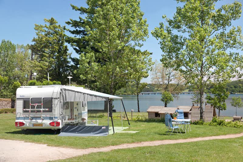 Camping Le Caussanel -  Wohnwagen- und Zeltstellplatz mit Blick auf den Pareloup See