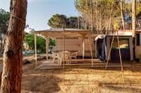 Camping Le Cernie - Mobilheim mit Terrasse und Sitzmöglichkeiten
