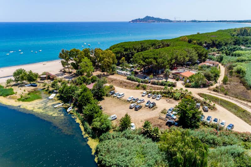 Camping Le Cernie - Vogelperspektive auf den Campingplatz mit Blick auf das thyrrenische Meer und den Strand