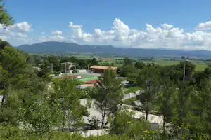Camping Le Cezanne Camping de Puyloubier - Ausblick vom Berg auf die Sportanlagen, weiter Blick ins Tal und auf die Berge am Horizont