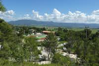 Camping Le Cezanne  Camping de Puyloubier - Ausblick vom Berg auf die Sportanlagen, weiter Blick ins Tal und auf die Berge am Horizont
