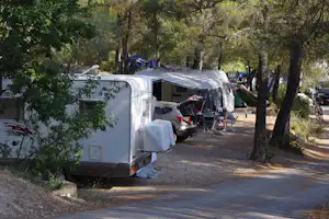 Camping Le Cezanne Camping de Puyloubier - Belebte Standplätze mit Wohnmobilen und Wohnwagen zwischen schattenspendenden Bäumen