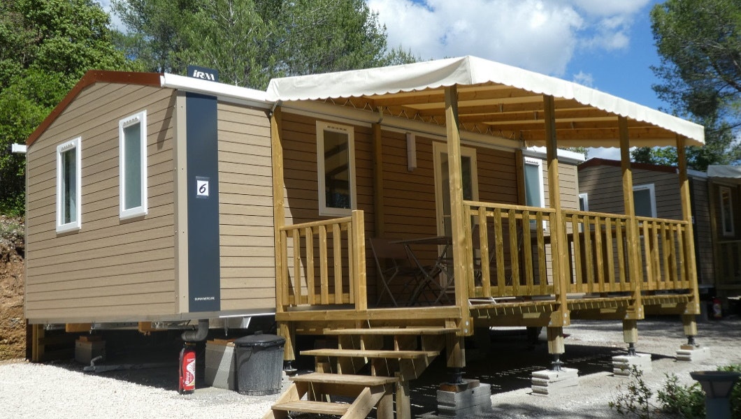 Camping Le Cezanne  Camping de Puyloubier - Mobilheim mit überdachter Terrasse