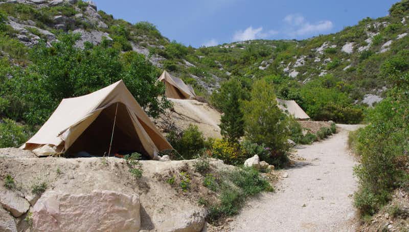 Camping Le Cezanne  Camping de Puyloubier - Zelte zwischen felsigen Hügeln