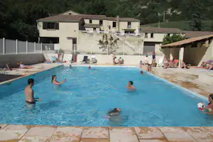 Camping Le Chambron - Poolbereich vom Campingplatz mit Liegestühlen in der Sonne