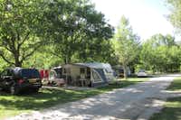Camping Le Chambron  - Wohnmobilstellplatz vom Campingplatz zwischen Bäumen
