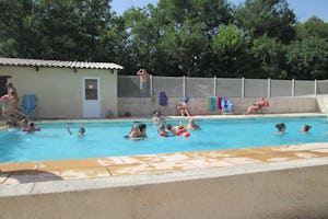 Camping Le Chambron - spielende Kinder im Pool vom Campingplatz