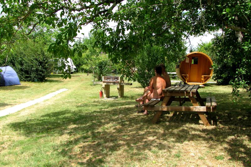 Camping Le Champ de Guiral - Picknick Tisch im Schatten der Bäume