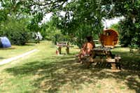 Camping Le Champ de Guiral - Picknick Tisch im Schatten der Bäume