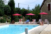 Camping Le Champ de Guiral - nackte Gäste im Pool