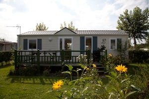 Camping Le Champ Neuf - Mobilheim vom Campingplatz mit Veranda im Grünen