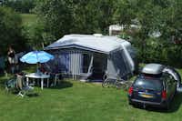 Camping Le Champ Neuf  -  Wohnwagen- und Zeltstellplatz vom Campingplatz zwischen Bäumen