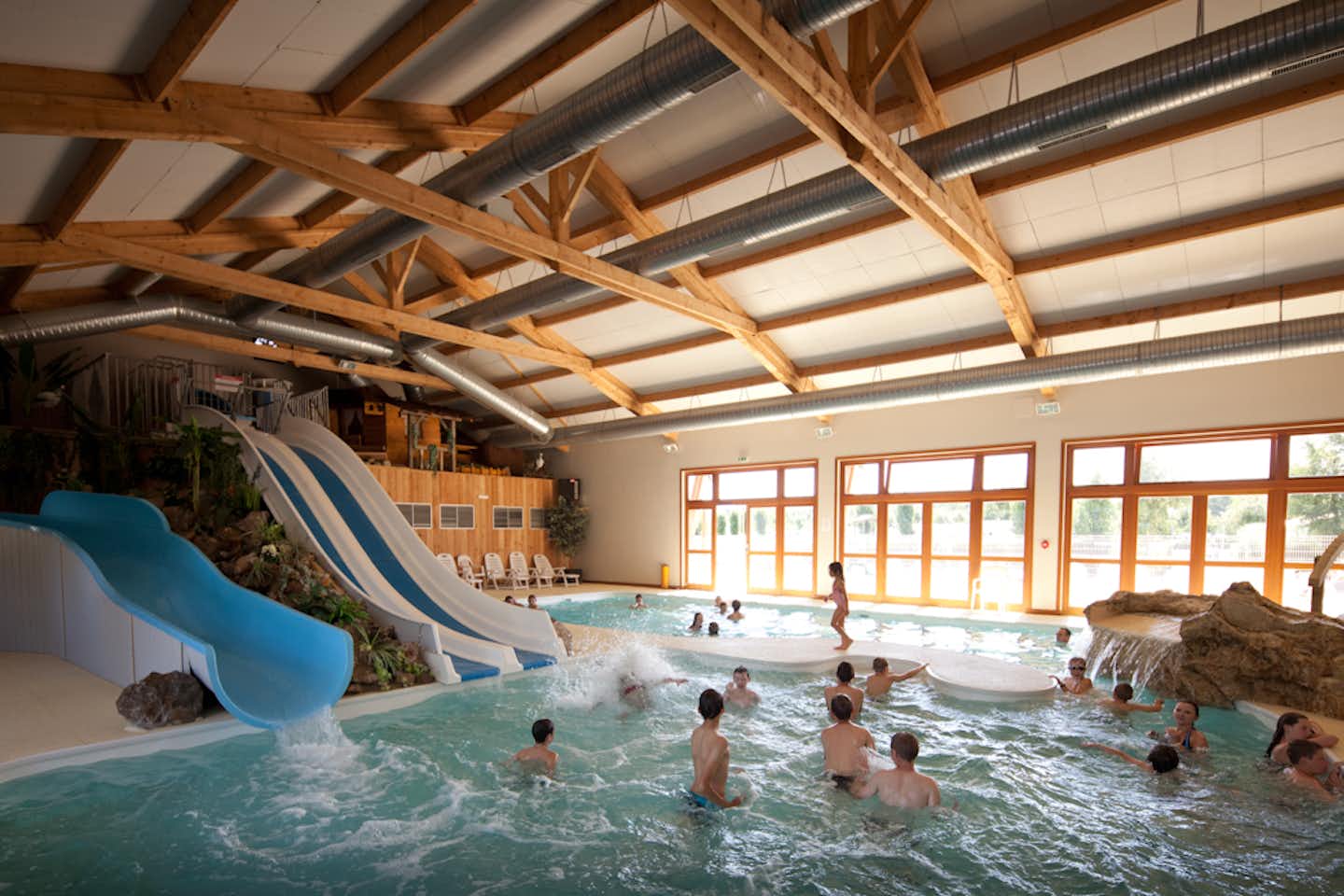 Camping Le Champ Neuf  - Kinder im Indoor Pool vom Campingplatz mit Wasserrutsche