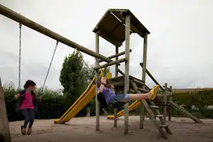 Camping Le Champ Neuf - Kinderspielplatz auf dem Campingplatz