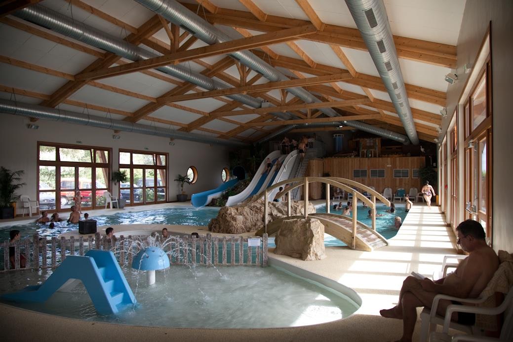 Camping Le Champ Neuf - Indoor-Pool auf dem Campingplatz