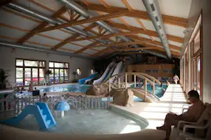 Camping Le Champ Neuf - Indoor-Pool auf dem Campingplatz