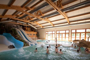 Camping Le Champ Neuf - Indoor-Pool auf dem Campingplatz