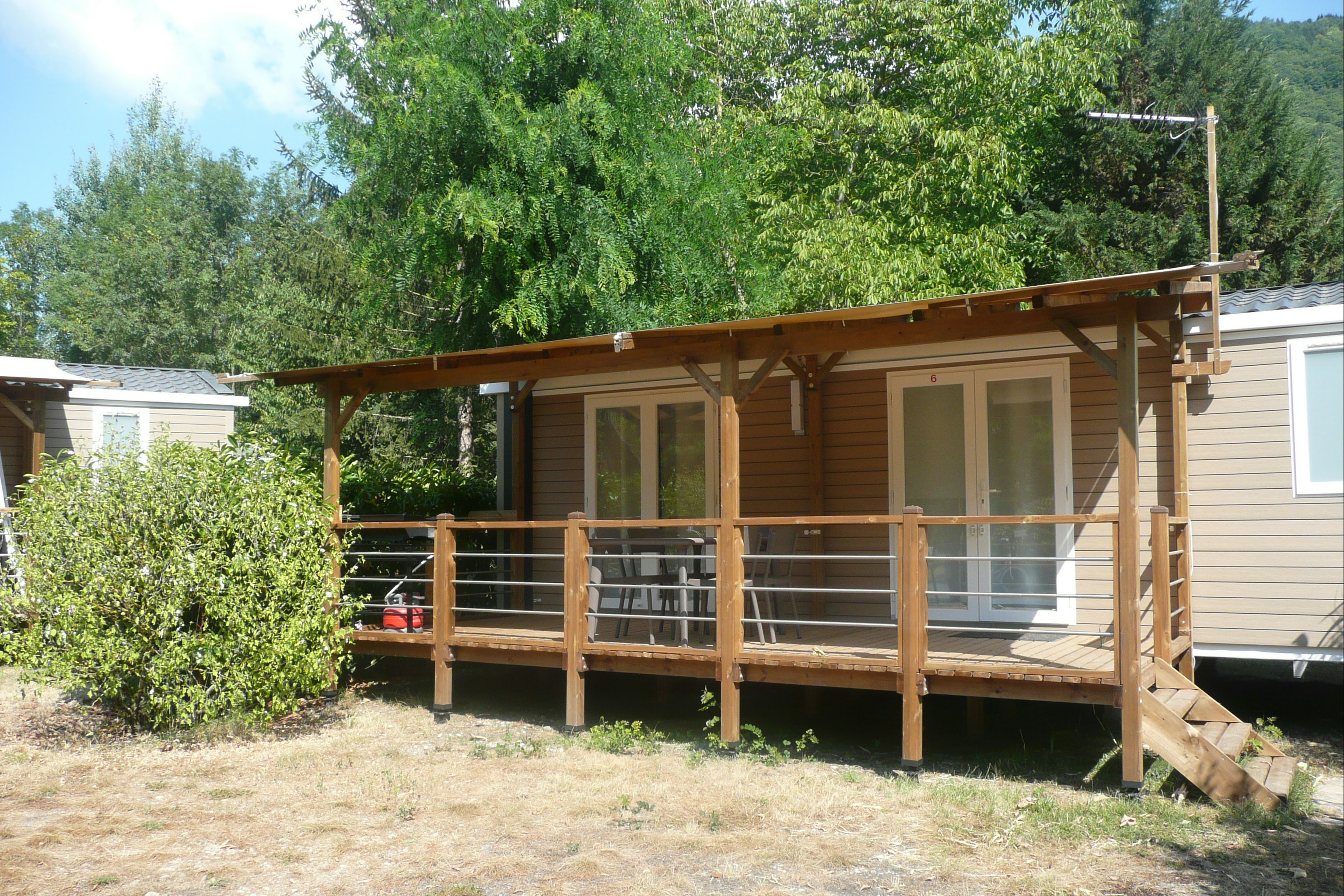 Camping Le Champ Tillet  -  Mobilheim vom Campingplatz mit Veranda