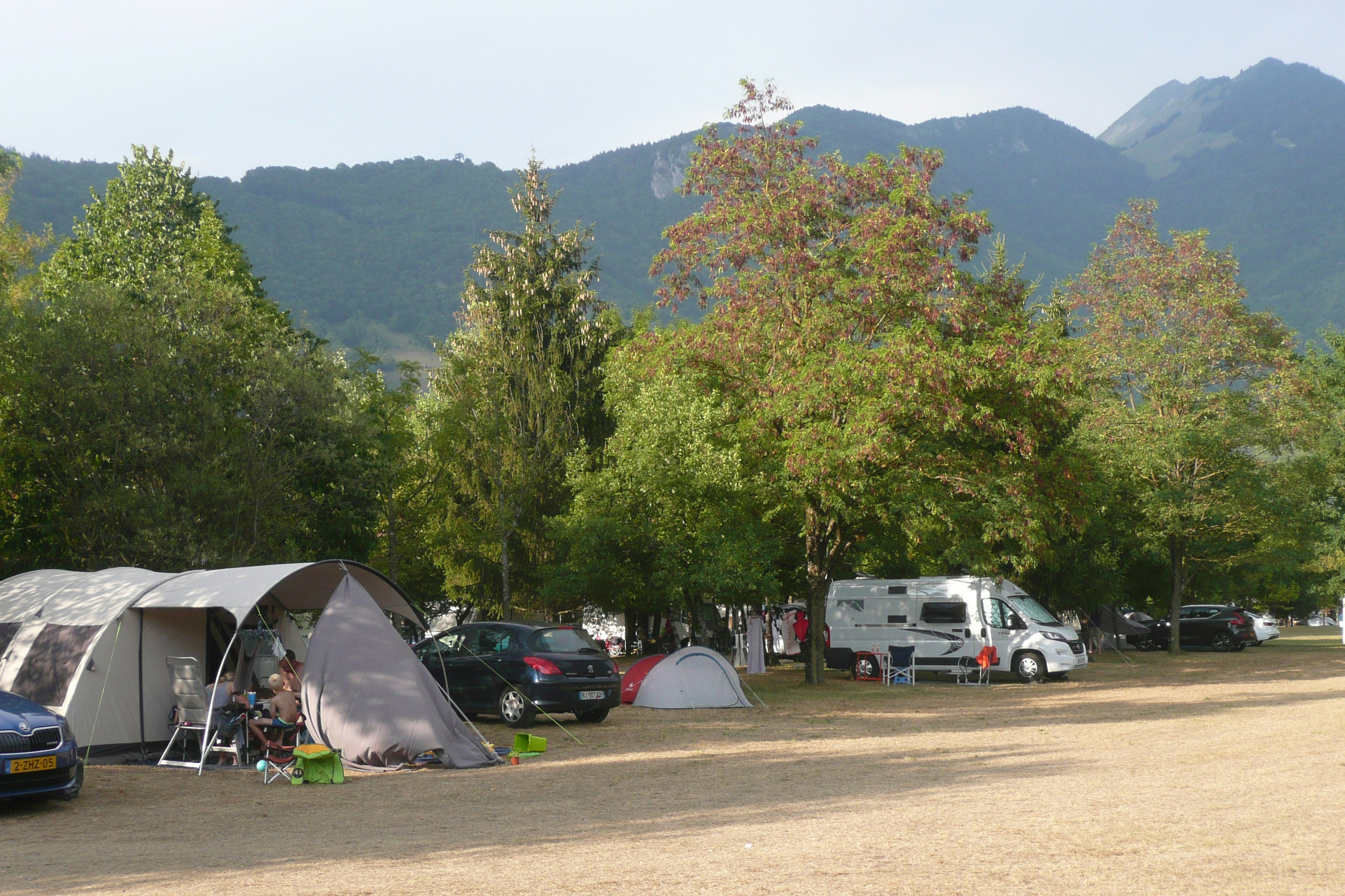 Camping Le Champ Tillet  -  Wohnwagen- und Zeltstellplatz vom Campingplatz mit Blick auf Berge