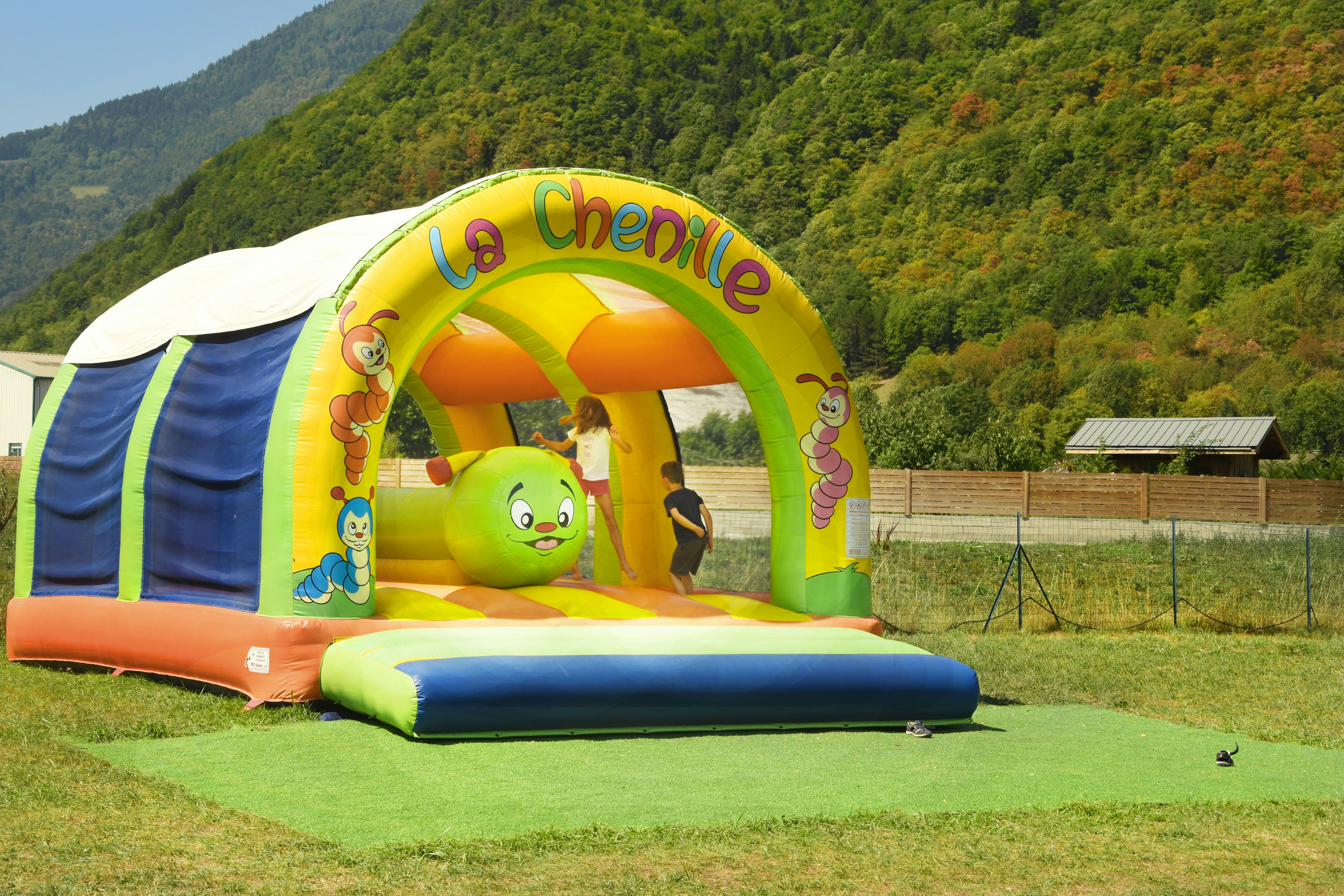 Camping Le Champ Tillet  - Kinder auf der Hüpfburg vom Camingplatz