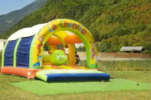 Camping Le Champ Tillet - Kinder auf der Hüpfburg vom Camingplatz