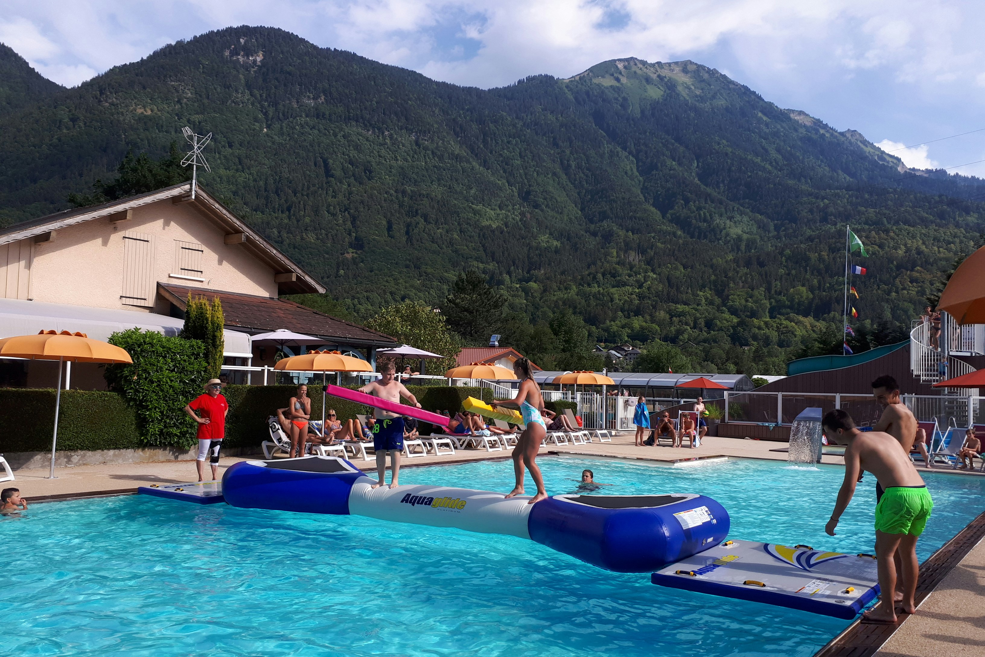 Camping Le Champ Tillet  - spielende Kinder am Pool vom Campingplatz mit Blick auf die Berge
