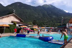 Camping Le Champ Tillet - spielende Kinder am Pool vom Campingplatz mit Blick auf die Berge