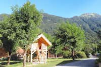 Camping Le Champ Tillet - Campingplatz mit Baumhaus und grüner Wiese 