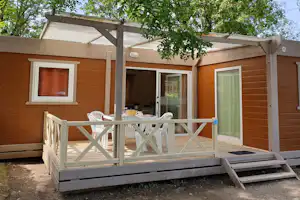 Camping Le Chantalou - Mobilheim mit Veranda auf dem Campingplatz