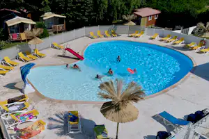 Camping Le Chantalou - Campingplatz mit Pool,Wasserrutsche, Liegestühlen und Sonnenschirmen