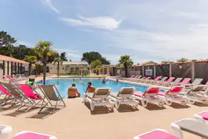 Camping Le Chaponnet Yelloh! Village Le Chaponnet - Poolanlage auf dem Campingplatz